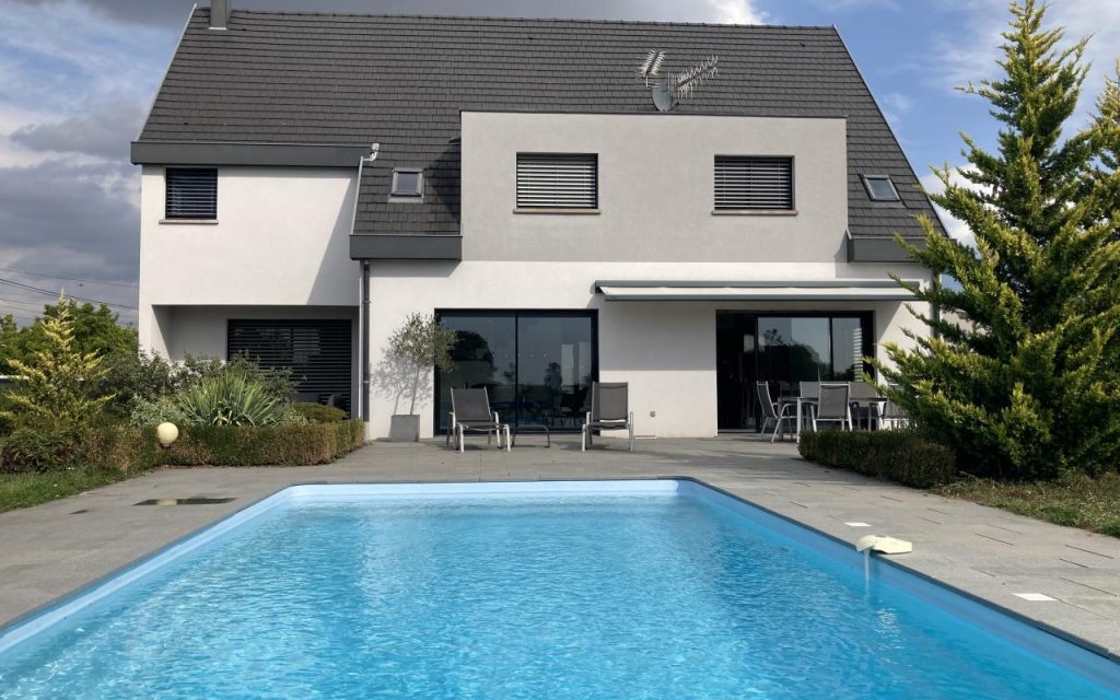 UNE ALLEE BORDEE DE CYPRES : 613600 €